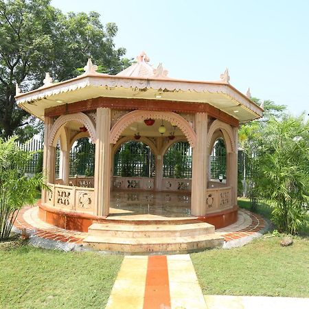 Mann The Palm Retreat Hotel Lucknow Bagian luar foto