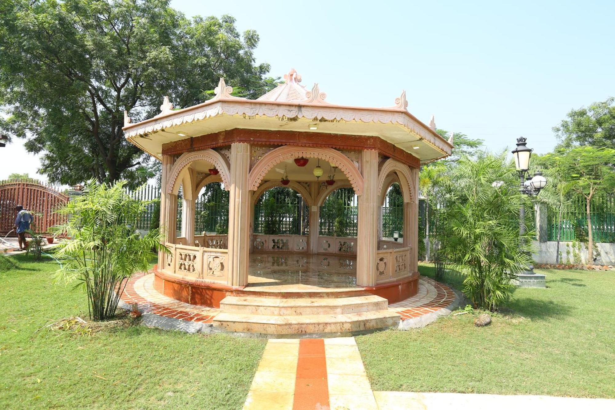Mann The Palm Retreat Hotel Lucknow Bagian luar foto
