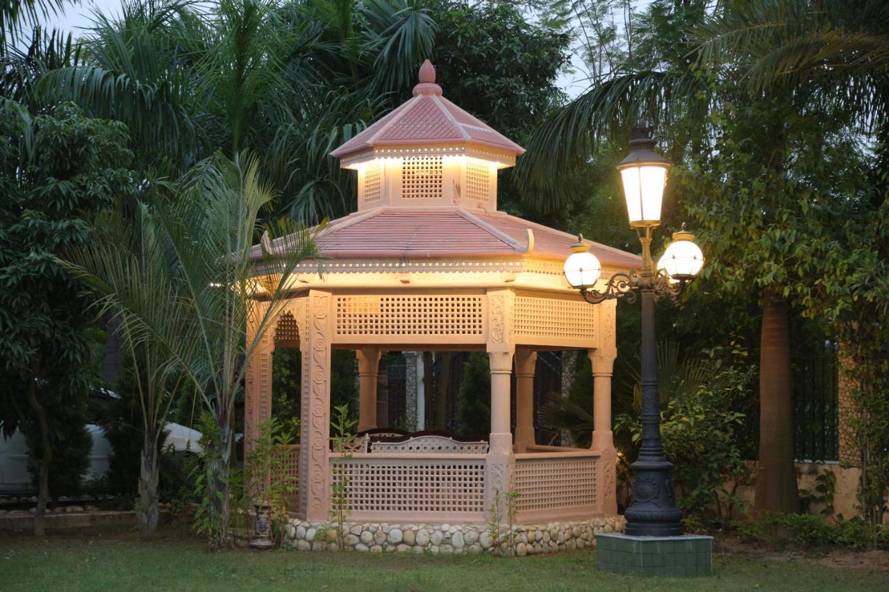 Mann The Palm Retreat Hotel Lucknow Bagian luar foto