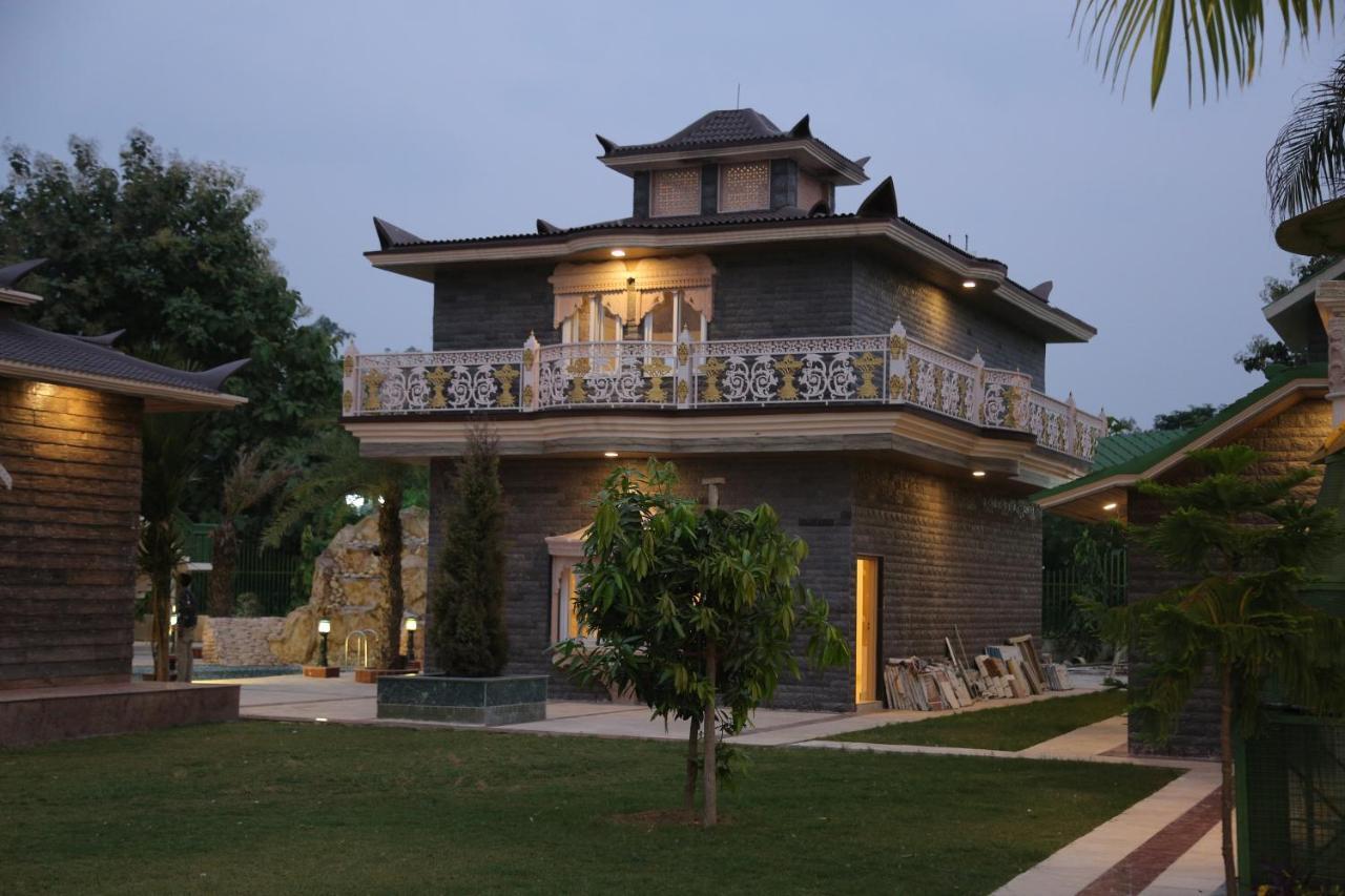 Mann The Palm Retreat Hotel Lucknow Bagian luar foto