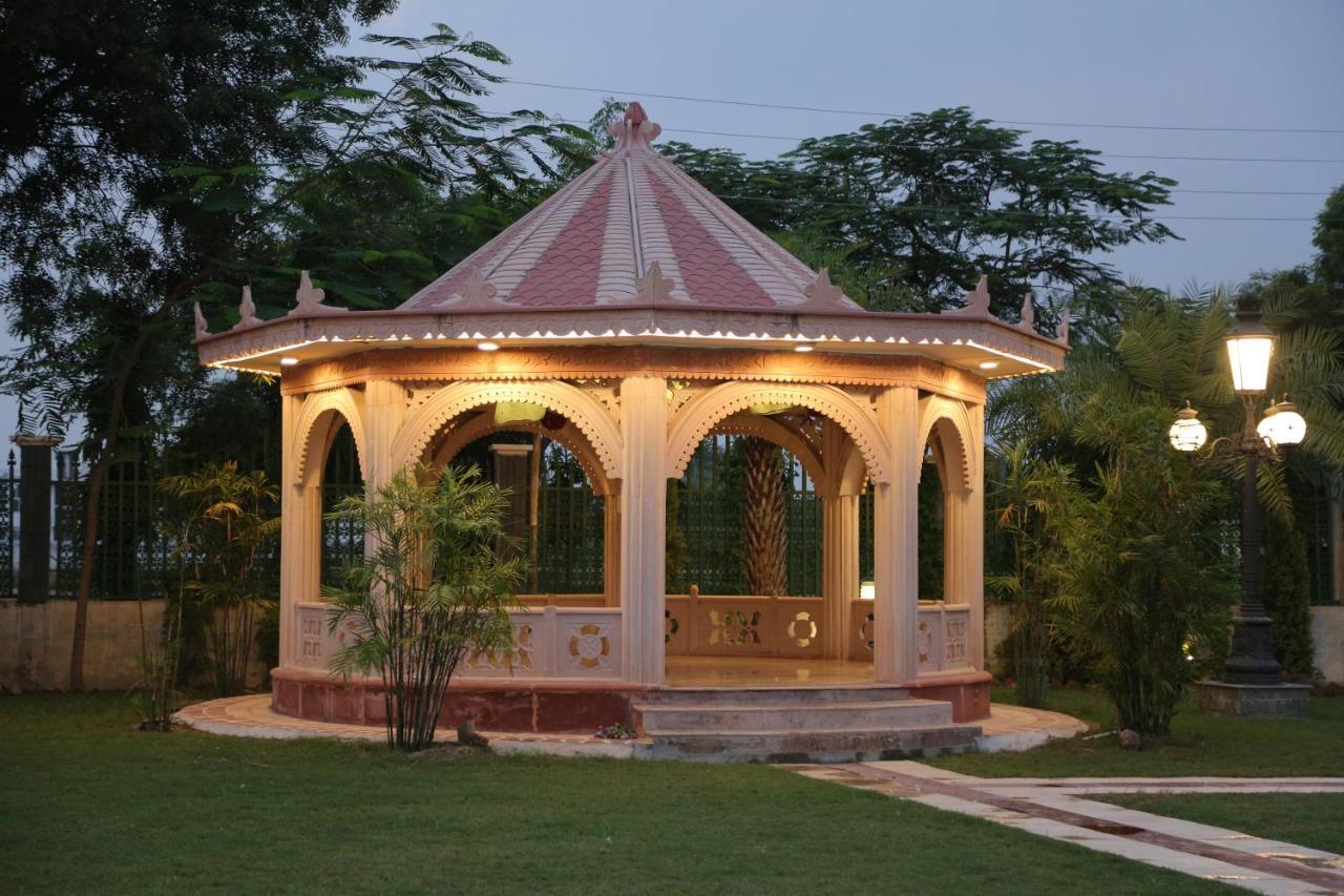 Mann The Palm Retreat Hotel Lucknow Bagian luar foto