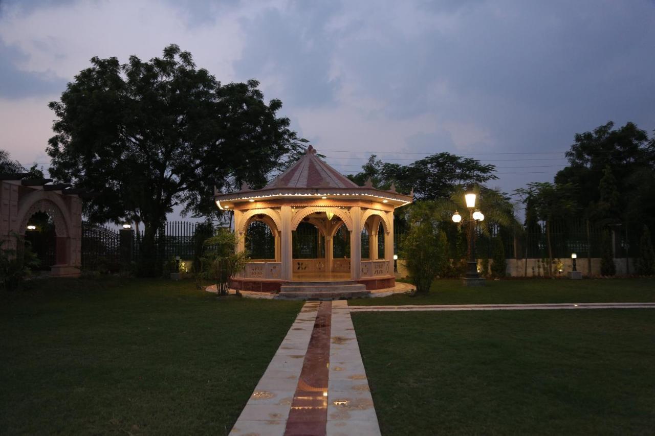 Mann The Palm Retreat Hotel Lucknow Bagian luar foto