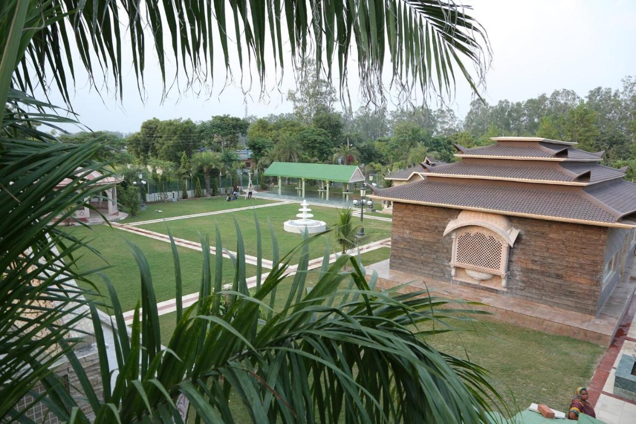 Mann The Palm Retreat Hotel Lucknow Bagian luar foto