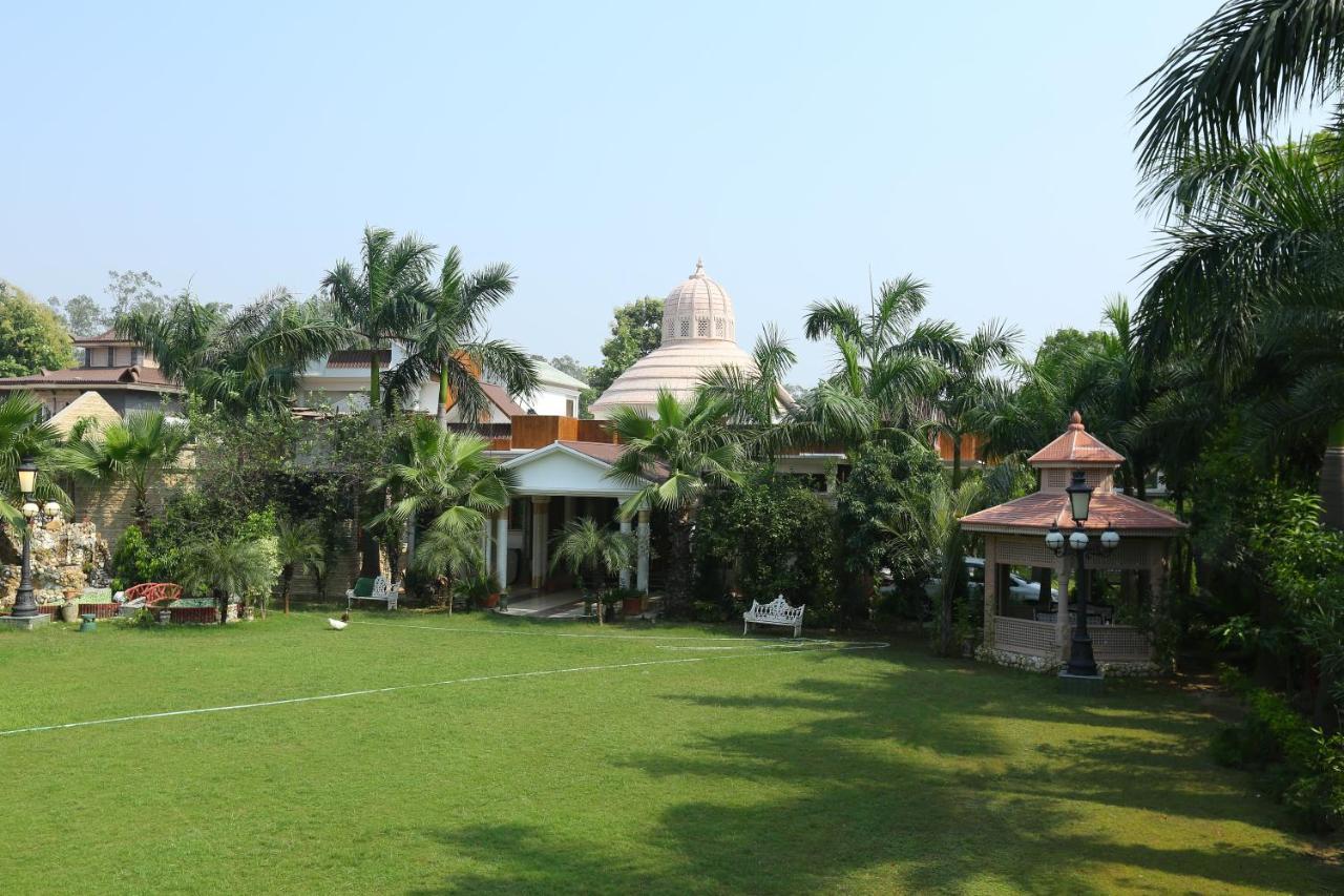 Mann The Palm Retreat Hotel Lucknow Bagian luar foto
