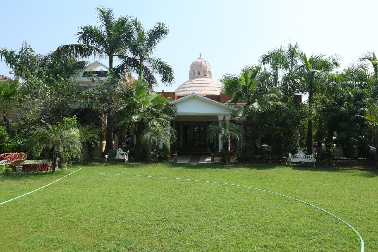 Mann The Palm Retreat Hotel Lucknow Bagian luar foto