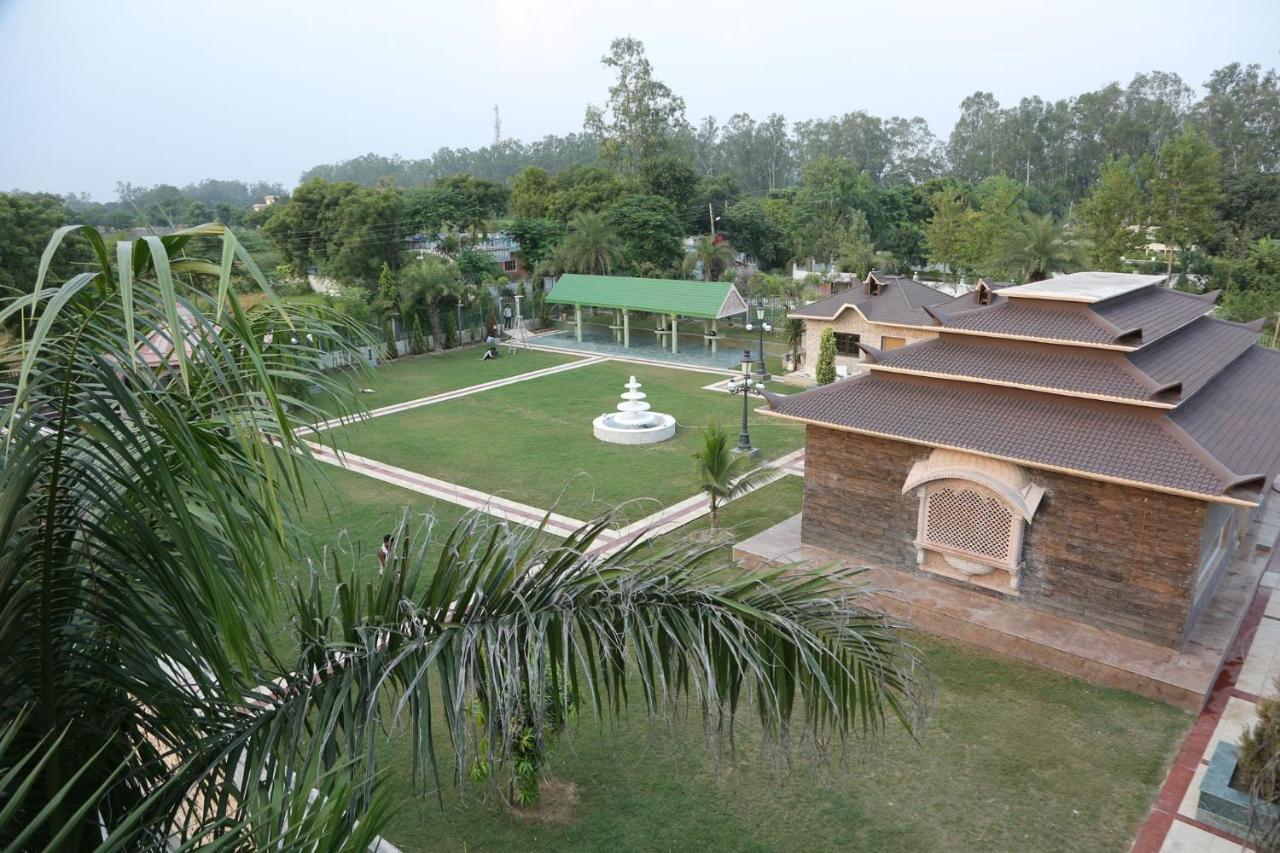 Mann The Palm Retreat Hotel Lucknow Bagian luar foto