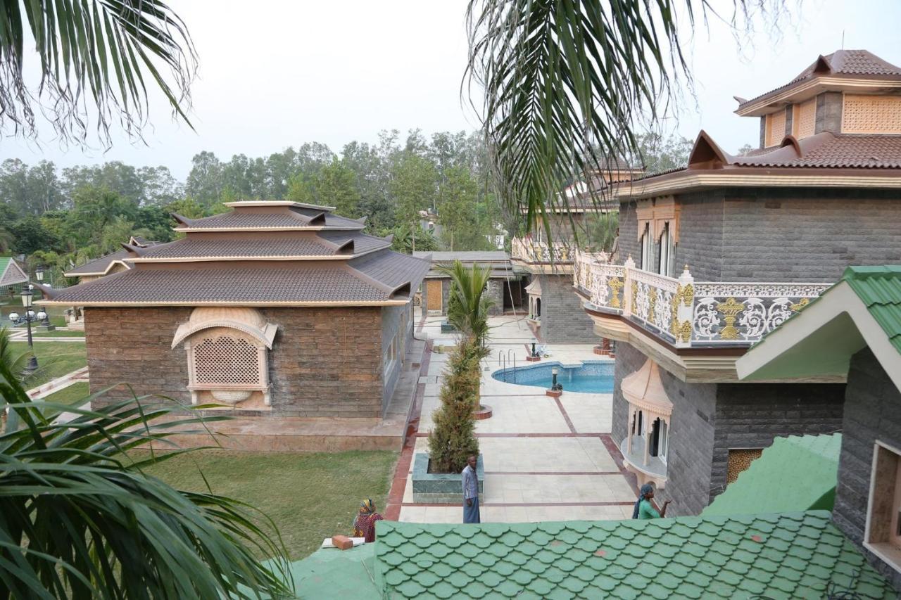 Mann The Palm Retreat Hotel Lucknow Bagian luar foto