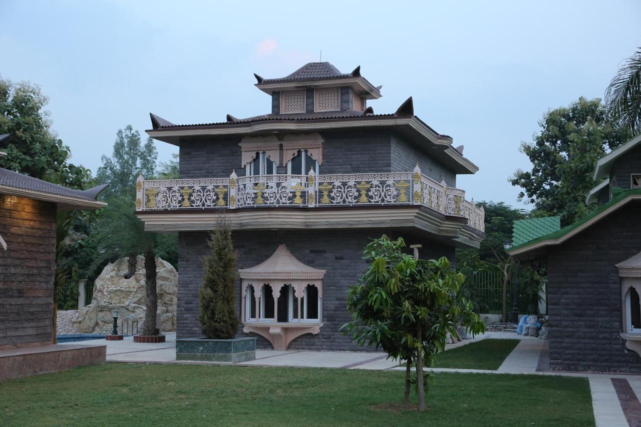 Mann The Palm Retreat Hotel Lucknow Bagian luar foto