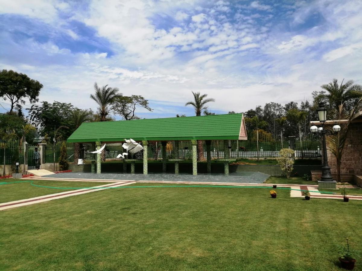 Mann The Palm Retreat Hotel Lucknow Bagian luar foto