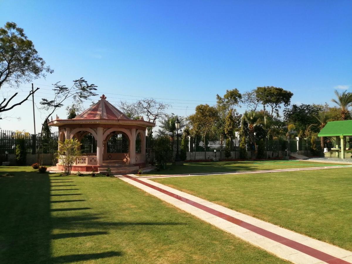 Mann The Palm Retreat Hotel Lucknow Bagian luar foto