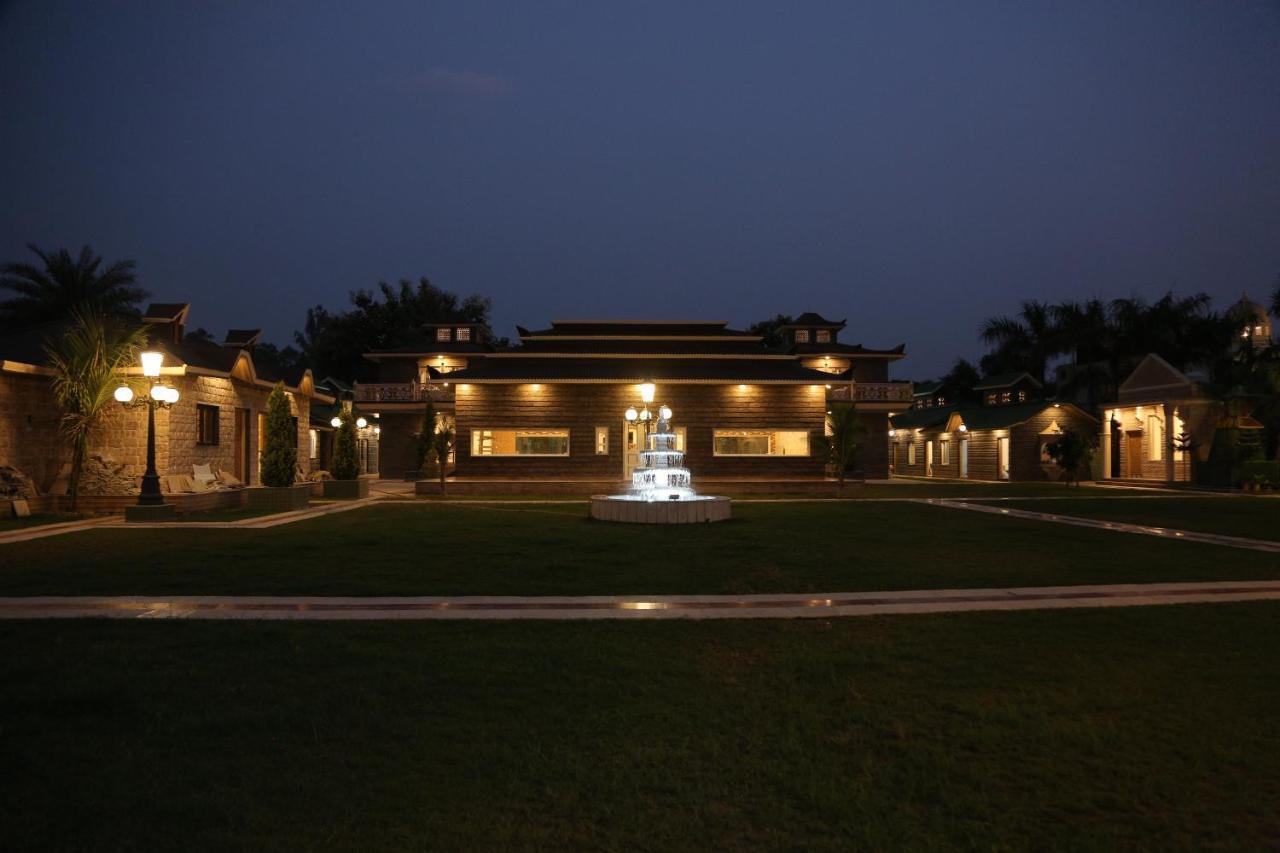 Mann The Palm Retreat Hotel Lucknow Bagian luar foto