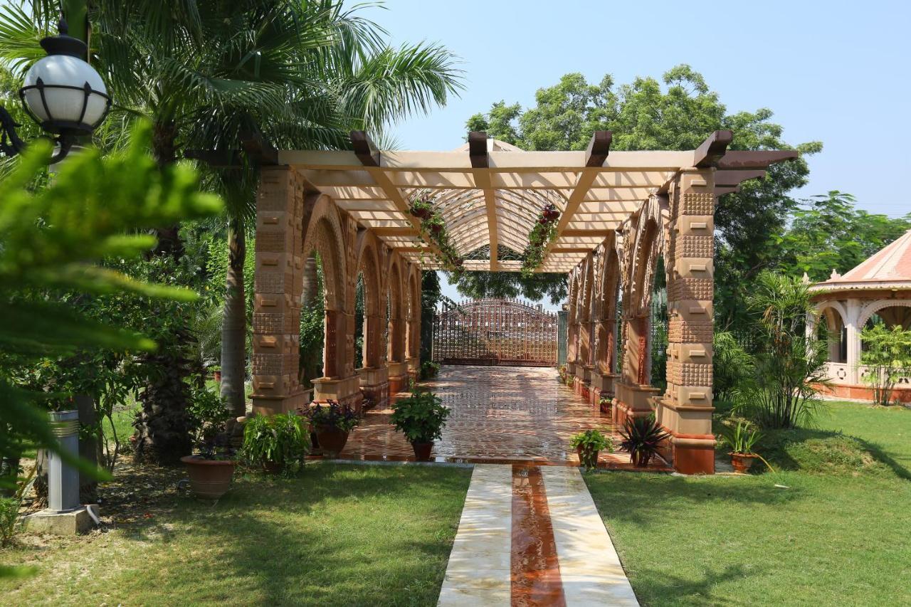 Mann The Palm Retreat Hotel Lucknow Bagian luar foto