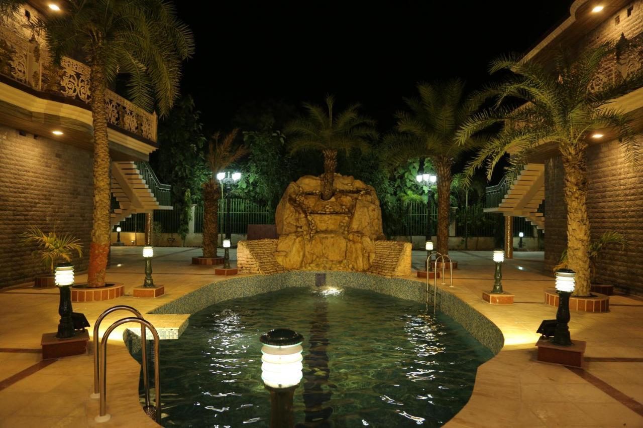 Mann The Palm Retreat Hotel Lucknow Bagian luar foto