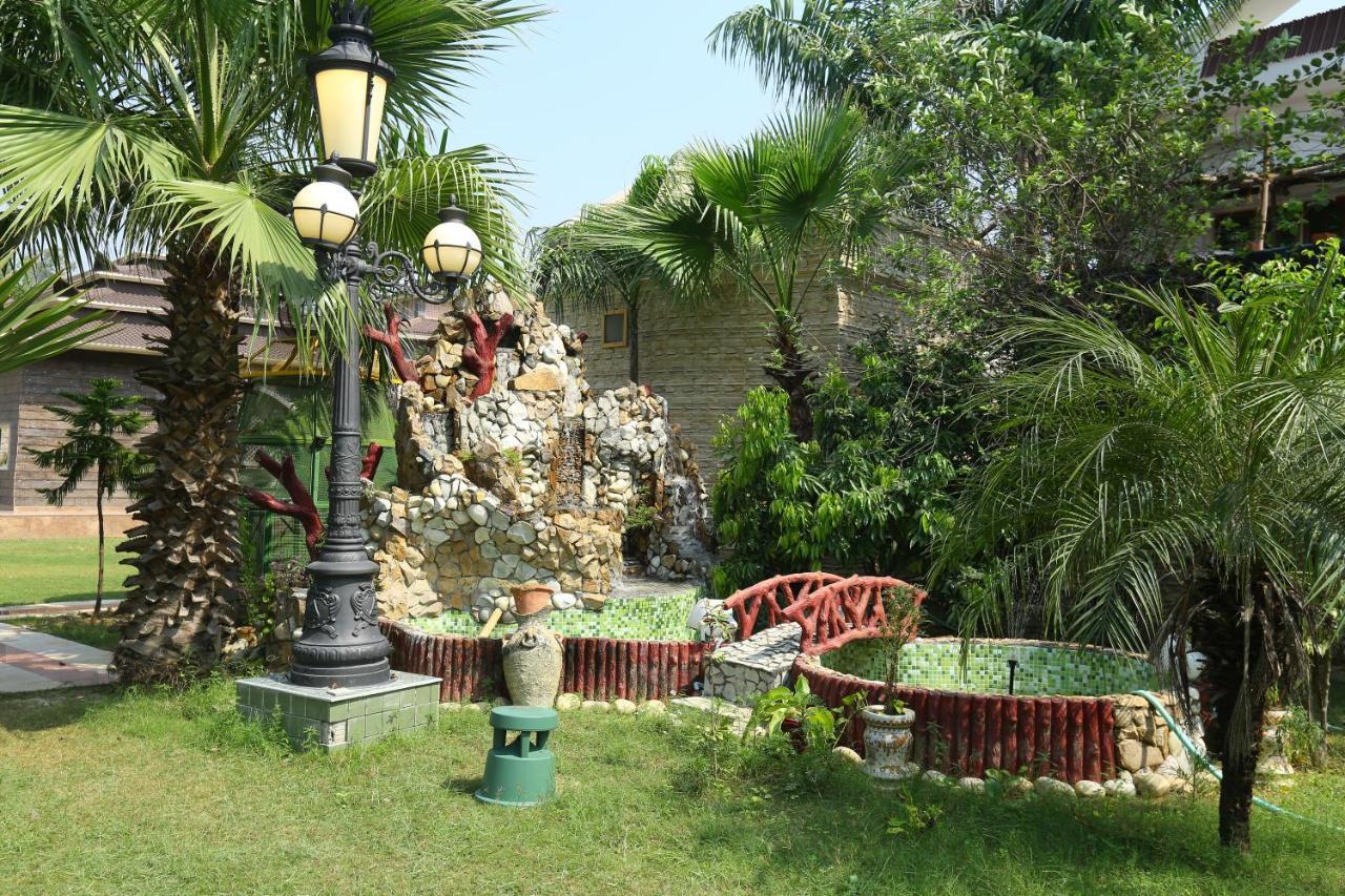 Mann The Palm Retreat Hotel Lucknow Bagian luar foto