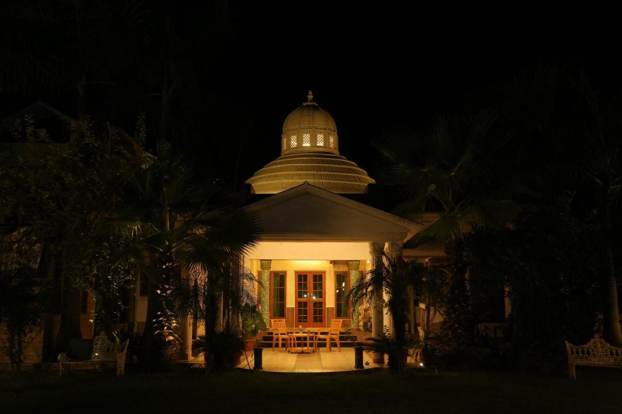 Mann The Palm Retreat Hotel Lucknow Bagian luar foto