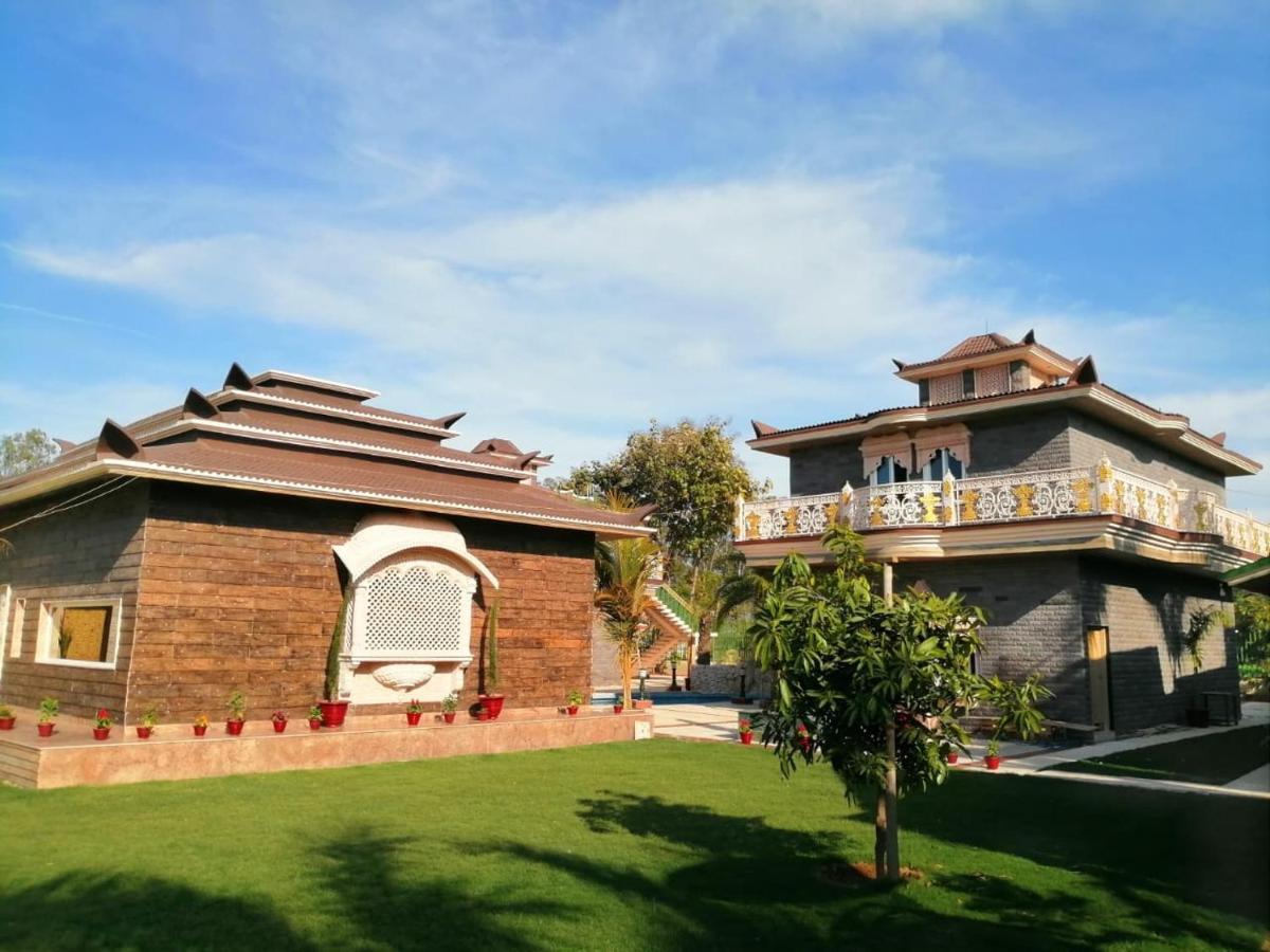 Mann The Palm Retreat Hotel Lucknow Bagian luar foto