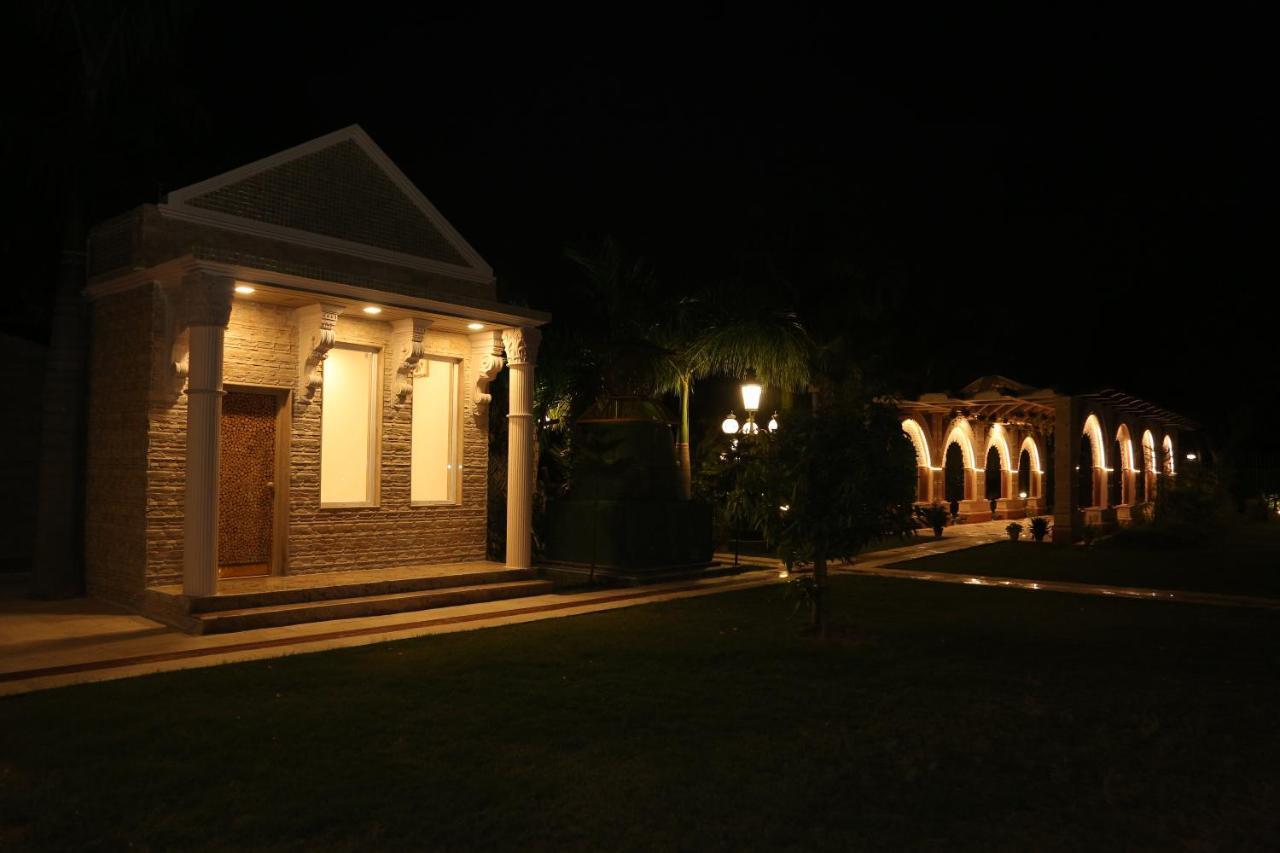 Mann The Palm Retreat Hotel Lucknow Bagian luar foto