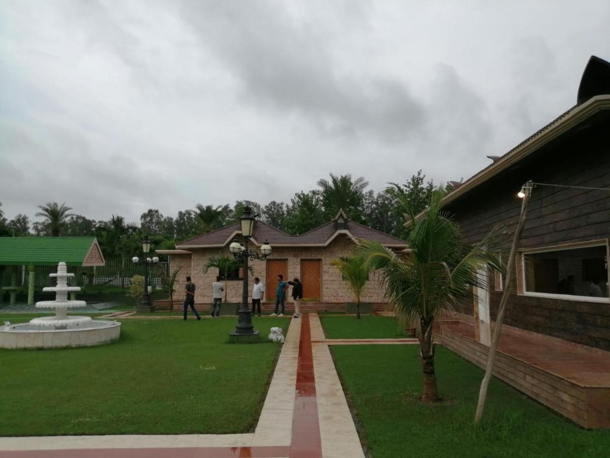 Mann The Palm Retreat Hotel Lucknow Bagian luar foto