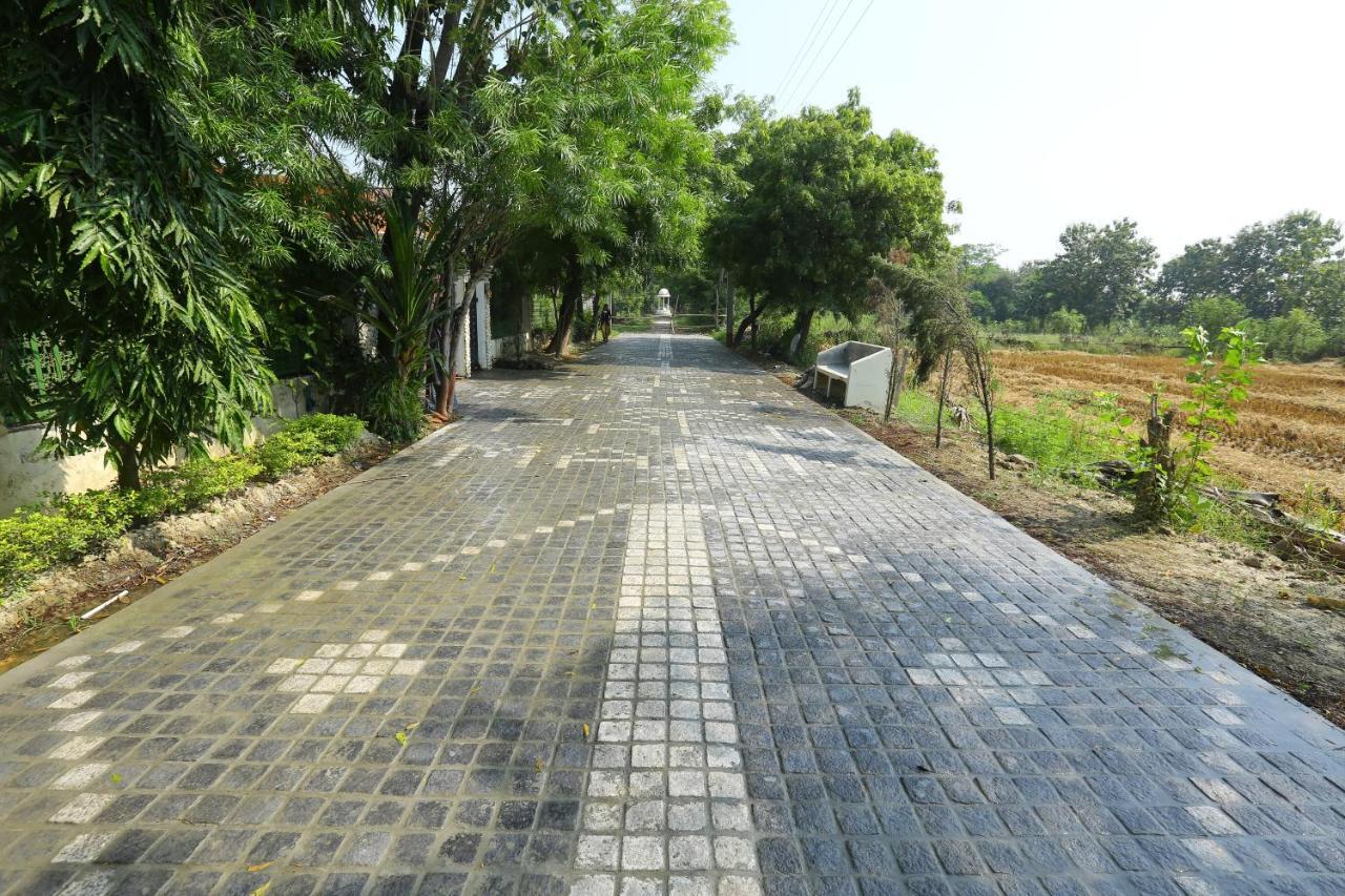Mann The Palm Retreat Hotel Lucknow Bagian luar foto