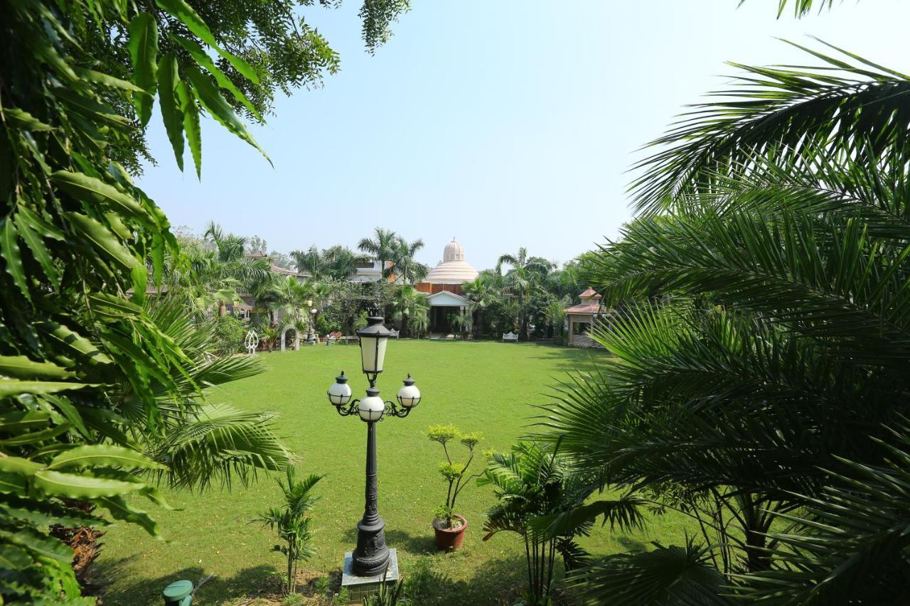 Mann The Palm Retreat Hotel Lucknow Bagian luar foto